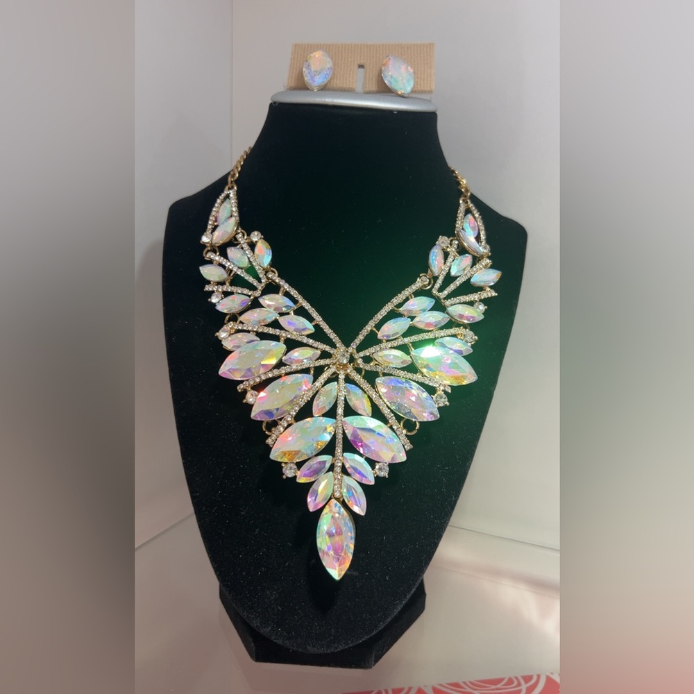 Elegant Gold and Iridescent Necklace
